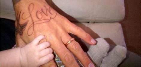 David Beckham luce un nuevo tatuaje en la mano izquierda junto a su hija Harper Seven