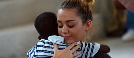 Miley Cyrus viaja a Haití para repartir aparatos auditivos a niños sordos
