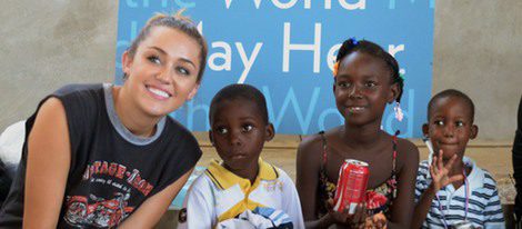 Miley Cyrus viaja a Haití para repartir aparatos auditivos a niños sordos