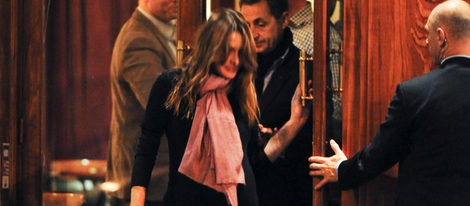 Carla Bruni y Nicholas Sarkozy salen a cenar mientras esperan la llegada del bebé