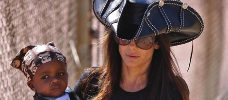 Sandra Bullock disfraza de pirata junto a su hijo