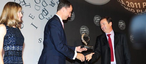Los Prícipes Felipe y Letizia entregan a Javier Moro el Premio Planeta 2011