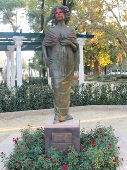 La estatua de la Duquesa de Alba en Sevilla, víctima del vandalismo y con pintadas de muerte