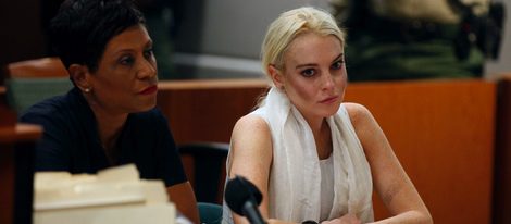Lindsay Lohan sale esposada del juzgado tras perder su libertad condicional