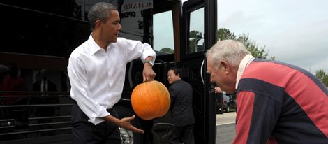 Barack y Michelle Obama también buscan su calabaza de Halloween