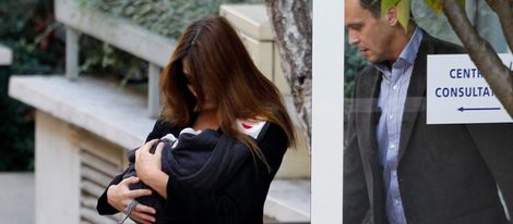 Carla Bruni sale de la clínica La Muette con su hija Giulia en brazos y sin Nicolas Sarkozy