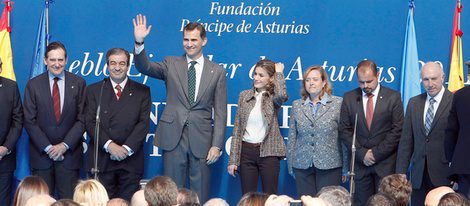 Los Príncipes Felipe y Letizia finalizan su visita a Asturias con la entrega al Pueblo Ejemplar a San Tirso de Abres