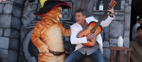 Antonio Banderas toca la guitarra junto al 'Gato con Botas' en el estreno en Los Angeles