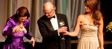 La Reina Silvia de mancha de champán ante el Rey Carlos Gustavo y Magdalena de Suecia
