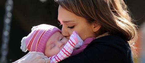 Jessica Alba con su hija Haven en el parque