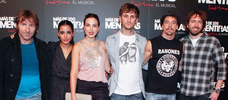 Adrián Lastra con el director y sus compañeros de 'Primos'