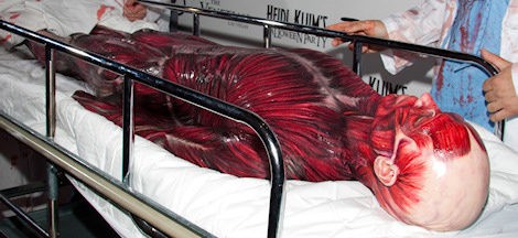 Heidi Klum llega en camilla a Halloween 2011