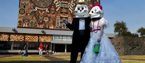 México rinde homenaje al color, pan de muerto y calaveritas en el Día de los Muertos