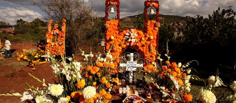 México rinde homenaje al color, pan de muerto y calaveritas en el Día de los Muertos