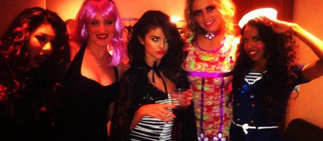 Selena Gomez celebra Halloween disfrazándose en un concierto en Montreal