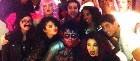 Selena Gomez y un grupo de amigos disfrazados en Halloween