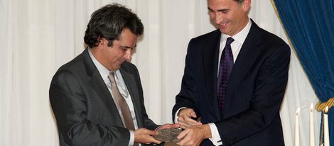 Don Felipe entrega el premio a Miguel Mora