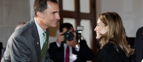 El Príncipe de Asturias visita a Doña Letizia en el Día de la Banderita