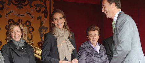 Don Felipe visita a la Duquesa de Lugo en el Día de la Banderita
