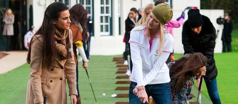 carla gracía jugando al golf con la representante de Estados Unidos Erin Cummins