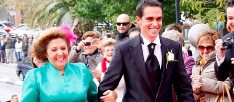 Alberto Contador con su madre Francisca Velasco antes de casarse