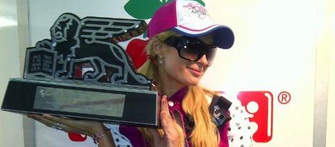 Paris Hilton disfruta de la noche mientras promociona su escudería de motociclismo en España
