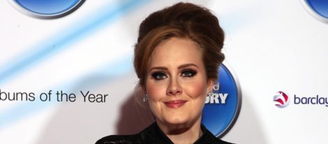 La cantante Adele se recupera de su operación de garganta