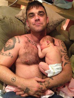 Robbie Williams con su hija Teddy | Foto: Twitter
