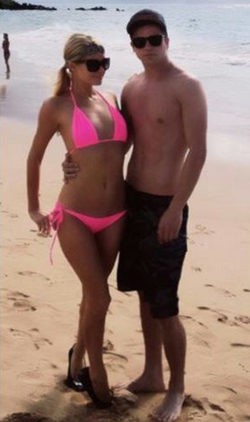  Paris Hilton posa con su novio River Viiperi en la playa de Hawaii