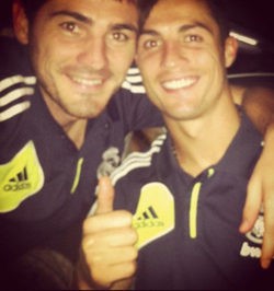 Iker Casillas y Cristiano Ronaldo se ríen de su supuesta mala relación posando juntos en Facebook