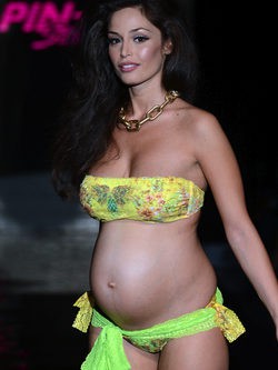 Raffaella Fico embarazada en la semana de la moda de Milán