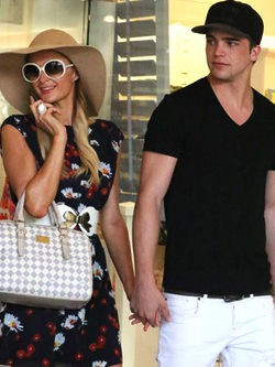 Paris Hilton y su novio River Viiperi