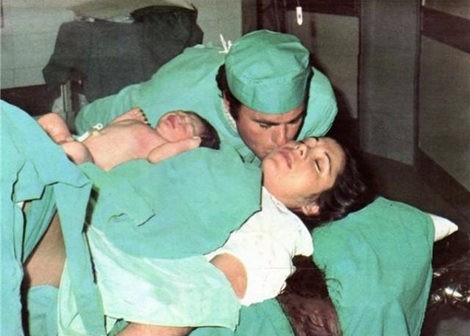 Kiko Rivera apoya a su madre en el juicio con una fotografia de Isabel Pantoja en la sala de partos
