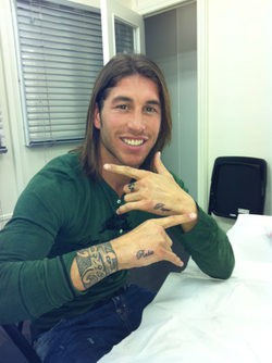 El tatuaje de la mano derecha de Sergio Ramos está dedicado a su padre, no a Pilar Rubio