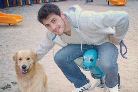 Iker Casillas se relaja en el parque con un perro antes del clásico Barça - Real Madrid
