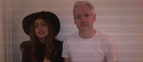Lady Gaga y Julian Assange