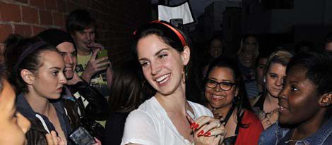 Lana del Rey atiende a sus fans sin maquillaje