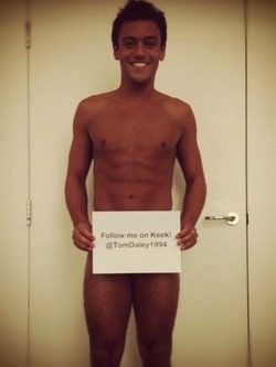 Tom Daley desnudo reclama seguidores | Foto: Twitter