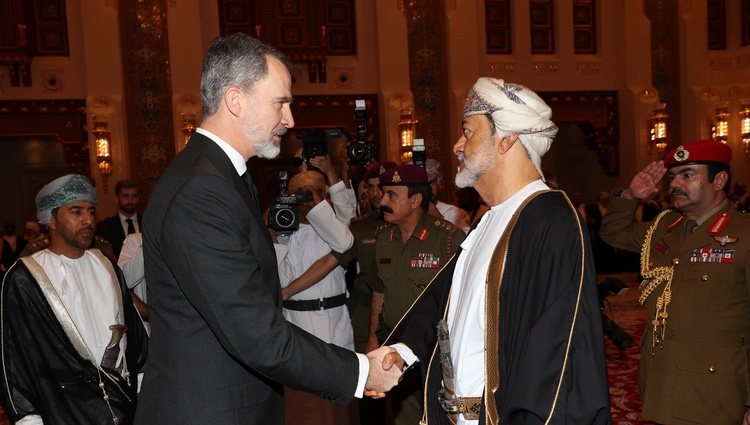 Felipe VI junto al Sultán Haizam bin Tariq al Said