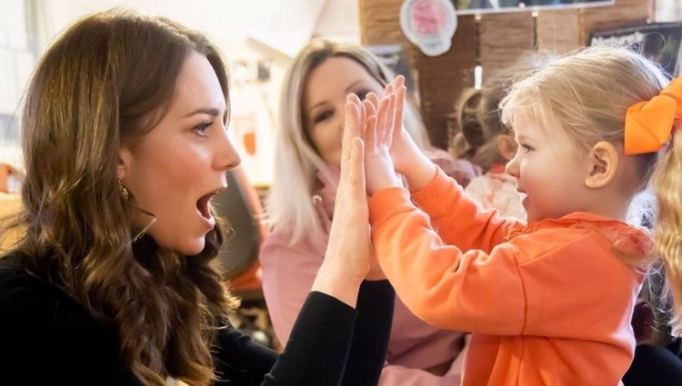 Kate Middleton con una niña en un colegio de Cardiff