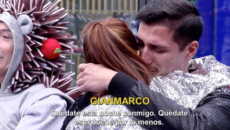 Gianmarco llora desconsolado abrazo a Adara | Foto: telecinco.es