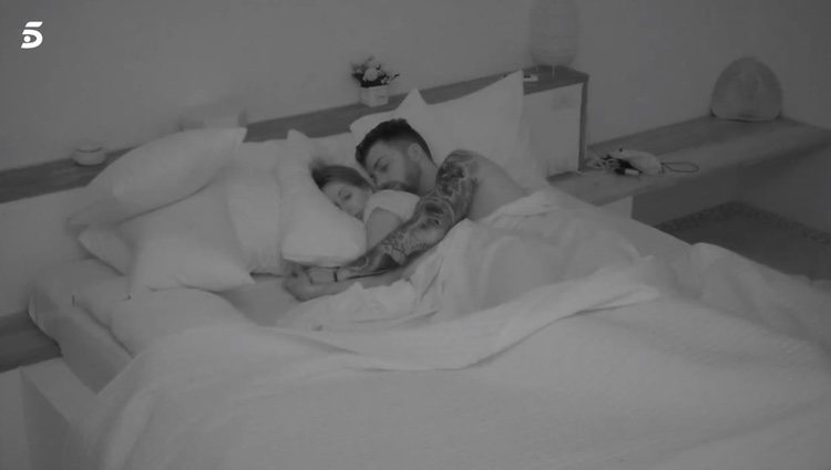Fani y Rubén durmiendo juntos en 'La Isla de las Tentaciones'|Foto: telecinco.es