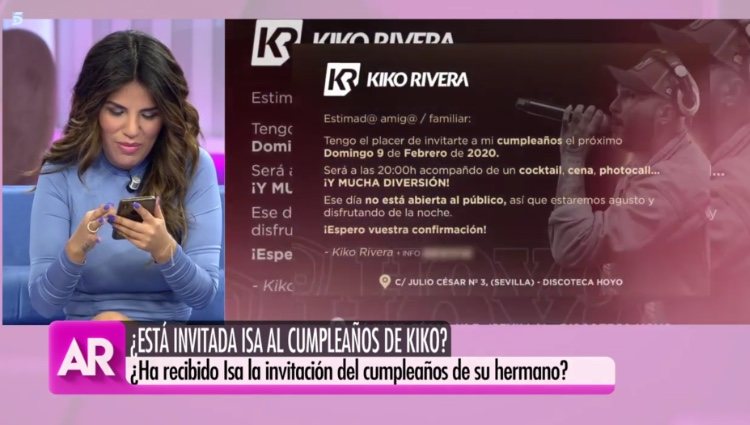Chabelita Pantoja viendo la invitación al cumpleaños de Kiko Rivera/ Foto: Telecinco.es