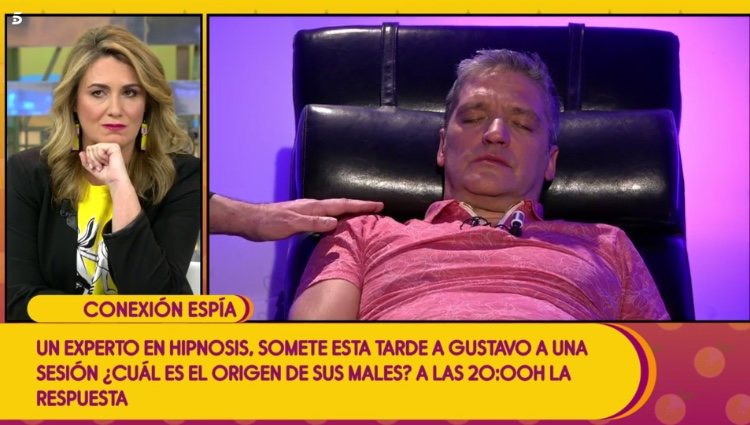 Gustavo González llorando durante una sesión de hipnosis en 'Sálvame'/ Foto: Telecinco.es
