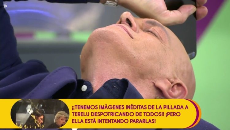Kiko Matamoros dormido en el plató de 'Sálvame'/ Foto: Telecinco.es