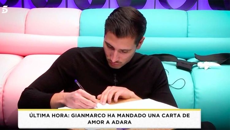 Gianmarco escribiendo la carta para Adara / Foto: Telecinco.es