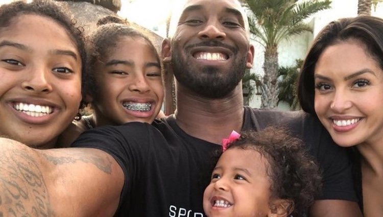 Kobe Bryant con tres de sus hijas y su mujer/ Foto: Instagram