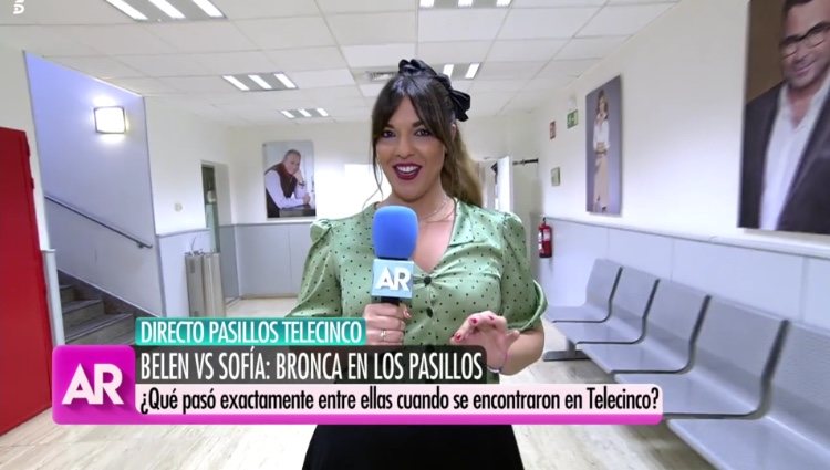 La reportera de 'El programa de Ana Rosa' hablando de la discusión entre Belén Esteban y Sofía Suescun/ Foto: Telecinco.es