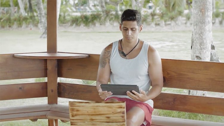 Christofer viendo el mensaje de Fani en 'La isla de las tentaciones'| Foto: Telecinco.es