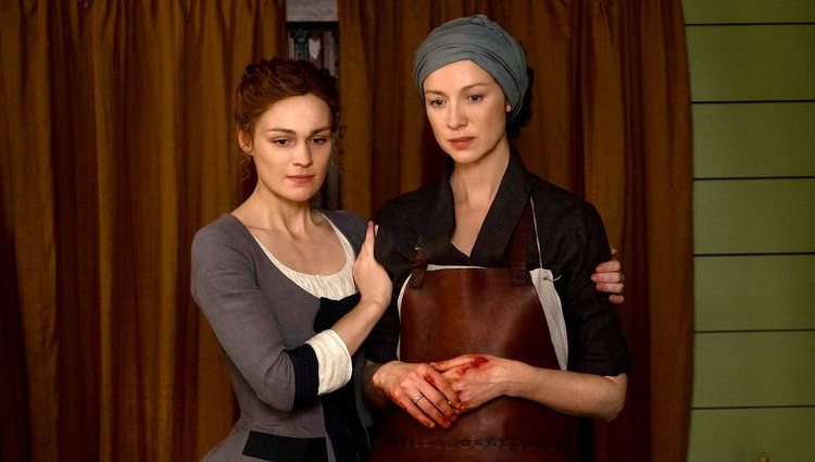 Sophie Skelton y Caitriona Balfe en 'Outlander'